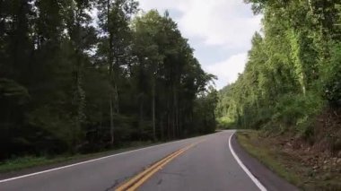 Helen, Ga USA - 08 08 08: 20: POV FPV Helen Ga Unicoi otoyolu ile dağların içinden geçiyor