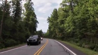 Helen, Ga USA - 08 08 08: 20: POV FPV Helen Ga Unicoi otoyolu ile dağlardan aşağı doğru gidiyor.