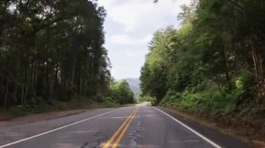 Helen, Ga USA - 08 08: 20: POV FPV Helen Ga Unicoi otoyolu ile dağları aşıyor.