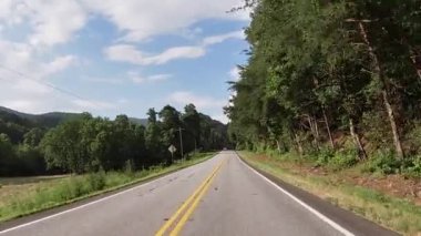 Helen, Ga USA - 08 08: 20: POV FPV Helen Ga Unicoi otoyolu ile dağların güneşten ve tepelerden geçiyor