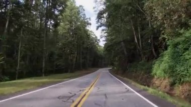 Helen, Ga USA - 08 08 08 20: POV FPV Helen Ga Unicoi otobanını uzun ve dolambaçlı yollarda sürüyor