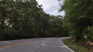 Helen, Ga USA - 08 08 08 20: POV FPV Helen Ga Unicoi otoyolu ile dağlardan geçiyor trafik ve kıvrımlar ve birçok kez dönüyor