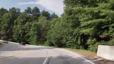 Helen, Ga USA - 08 08 08 20: POV FPV Helen Ga Unicoi paralı otoyolu yuvarlanan dağlardan geçiyor