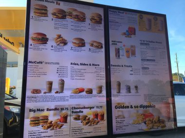 Augusta, Ga USA - 12.20 McDonalds öğle yemeği menüsünden geçiyor.