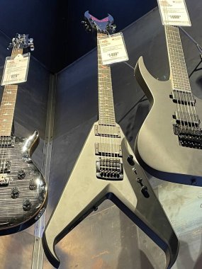 Augusta, Ga USA - 12: 09 21: Gitar Merkezi perakende satış mağazası iç mimarisi Kara İpek Dean gitar