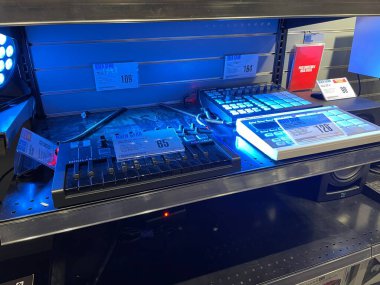 Augusta, Ga USA - 12: 09 21: Gitar Merkezi perakende mağazası içi aydınlanmış klavye