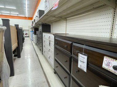 Augusta, Ga USA - 12: 09 21: Big Lots perakende mağazası içi Hwy 25 mobilya departmanı şifonyeri sergileniyor