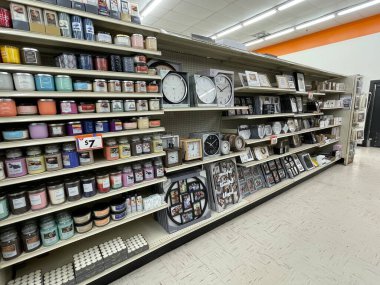 Augusta, Ga USA - 12: 09 21: Big Lots perakende mağazası içi Hwy 25 kokulu mum bölümü