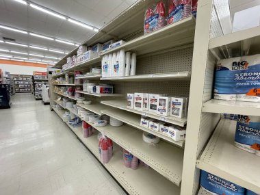 Augusta, Ga USA - 12: 09 21: Big Lots perakende mağazası içi Hwy 25 kağıt tabak ve bardak