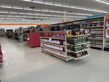 Augusta, Ga USA - 12: 09 21: Big Lots perakende mağazası içi Hwy 25 bayram dekorasyonu ve aydınlatma ekranı