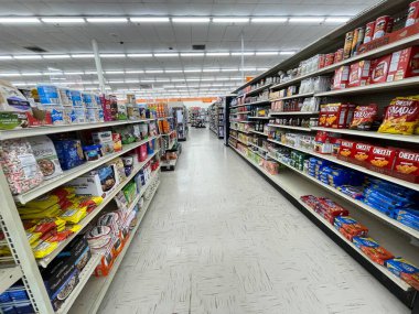 Augusta, Ga USA - 12: 09 21: Big Lots perakende mağazası içi Hwy 25 tuzlu çerez koridoru