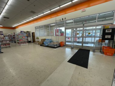 Augusta, Ga USA - 12: 09 21: Big Lots perakende mağazası iç mekan Hwy 25 ön giriş