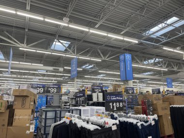 Augusta, Ga USA - 01 02 22: Walmart Supercenter İç mimarisi