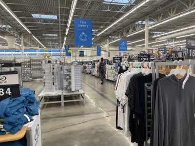 Augusta, Ga USA - 01 02 22: Walmart Supercenter İç Giyim Bölgesi