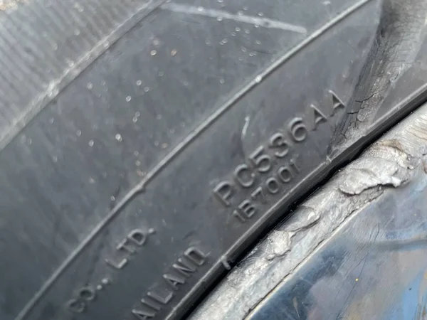 Llanta Dañada Parte Vieja Del Neumático Desgastada Neumático — Foto de Stock