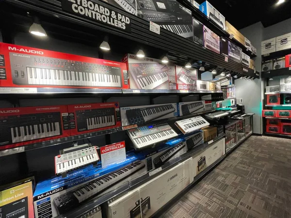 Augusta Usa Guitar Center Restore Interior New Keyboards Boxes Display — 스톡 사진