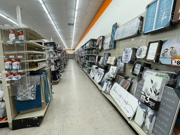 Августа Сша Big Lots Retail Store Interior Hwy Wall Art — стоковое фото