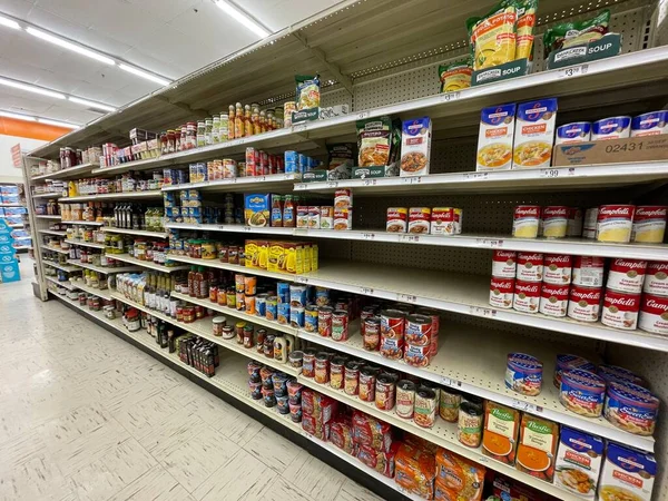 Augusta, Ga USA - 12: 09 21: Big Lots perakende mağazası içi Hwy 25 çorba bölümü