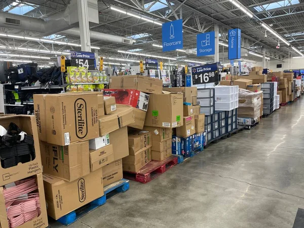 Augusta, Ga USA - 01 02: 22: Walmart Supercenter İç Paletler üst üste dizilmiş kutularla