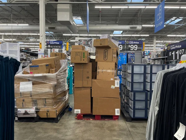 Augusta Usa Walmart Supercenter Pudełka Wewnętrzne Ułożone Wysoko Palecie — Zdjęcie stockowe