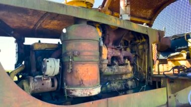 Burke County, ABD - 02 10: 22: Motor kapatma Eski antika paslı eski traktör Bir çiftlik işlemez