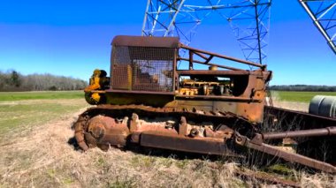 Burke County, ABD - 02 10 22: Taraflı uzak tava Eski antika paslı eski bir traktör işlemez bir çiftlikte