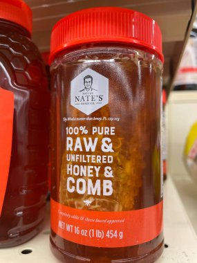 Grovetown, Ga USA - 01: 02 22: Perakende satış mağazasındaki bal çiğ bala dönüşüyor