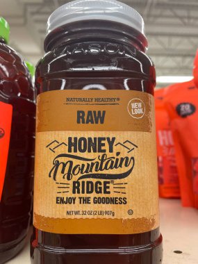 Grovetown, Ga USA - 01 01 22: Bal perakende mağazasının rafında 32 ons Dağ markası