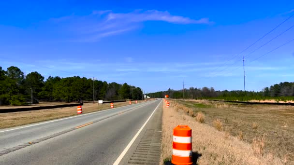 ルイスビル ガインUsa 10月22日 ジョージア州の田舎道の交通建設コーンが道路脇に並んで — ストック動画