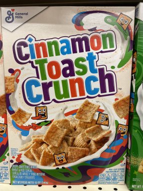 Grovetown, Ga USA - 02 10 22: Perakende satış mağazasındaki mısır gevreği markaları Tarçınlı Tost Crunch orijinal