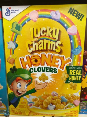 Grovetown, Ga USA - 02 10 22: Perakende satış rafındaki mısır gevreği markaları Lucky Charms Honey