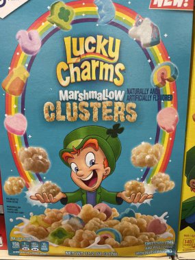 Grovetown, Ga USA - 02 10 22: Perakende satış rafındaki mısır gevreği markaları Aziz Patrick Günü tılsımları