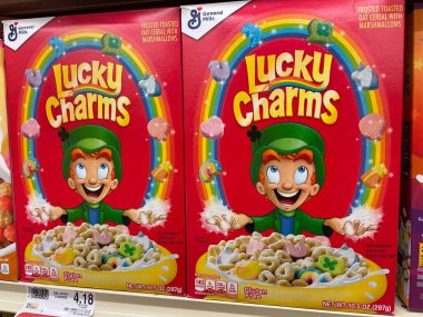 Grovetown, Ga USA - 02 10 22: Perakende mağazasının rafındaki mısır gevreği markaları Lucky Charms ve Price