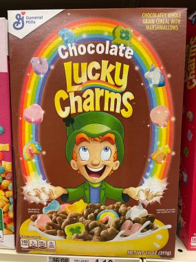 Grovetown, Ga USA - 02 10 22: Perakende satış rafındaki mısır gevreği markaları Lucky Charms Çikolatası