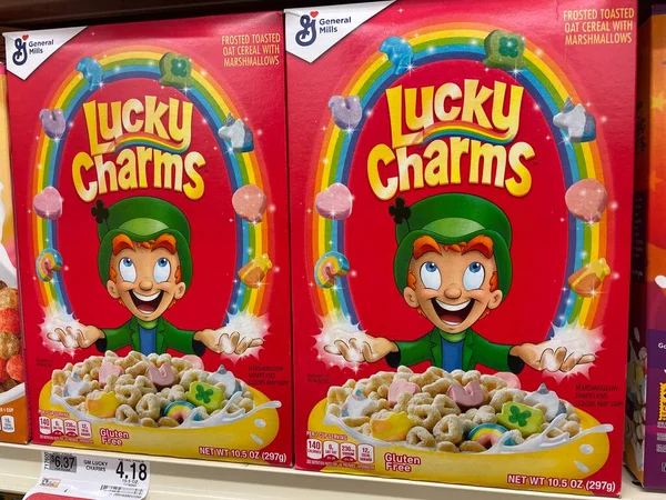 Grovetown, Ga USA - 02 10 22: Perakende mağazasının rafındaki mısır gevreği markaları Lucky Charms ve Price
