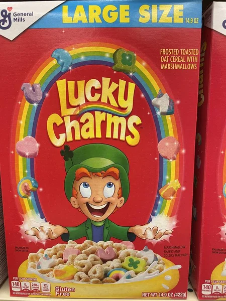 Grovetown, Ga USA - 02 10 22: Perakende mağazasının rafındaki mısır gevreği markaları