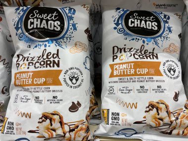 Grovetown, Ga USA - 02 10 22: Bir perakende mağazasının rafındaki ürünler Sweet Chaos serpiştirilmiş patlamış mısır karamel