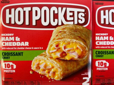 Grovetown, Ga USA - 02 10 22: Perakende satış mağazası Donmuş Yemek bölümü Hot Pockets jambon ve çedar kruvasanı