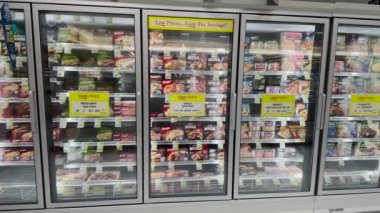 Louisville, Ga USA - 02 10 22: Amerika 'nın sahibi olduğu Ingles perakende satış mağazası vintage iç tavan, donmuş cam kapılar ve fiyatlar