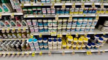 Louisville, Ga USA - 02 10 22: Amerikalı Ingles perakende satış mağazası vintage iç mayonez ve fiyatlar