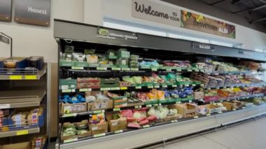 Grovetown, Ga USA - 02-13-22: ALDI perakende satış mağazası iç ürün bölümü ve ön giriş