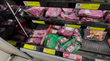 Grovetown, Ga USA - 02: 13: 22: AlDI perakende satış mağazası kırmızı et güveç ürünleri ve fiyatlarının iç kısmı