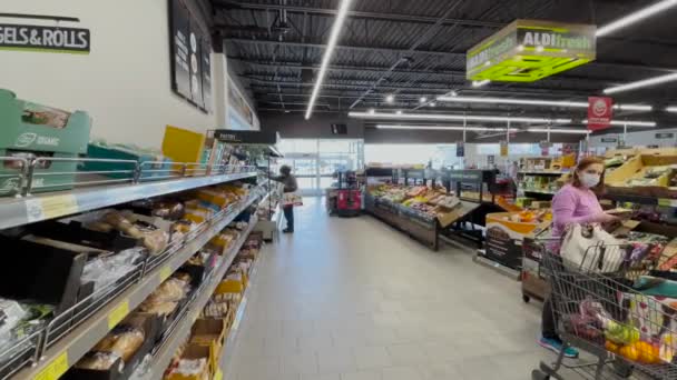 Grovetown Usa Aldi Winkel Interieur Mensen Winkelen Producten Sectie — Stockvideo