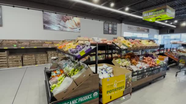 Grovetown Usa Aldi Retail Grocery Store Interior Pan Product Area — стоковое видео
