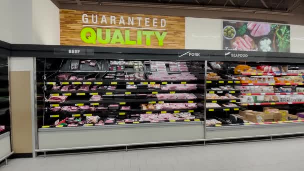 美国Ga Grovetown Aldi零售店肉类部分和人的内部盘 — 图库视频影像