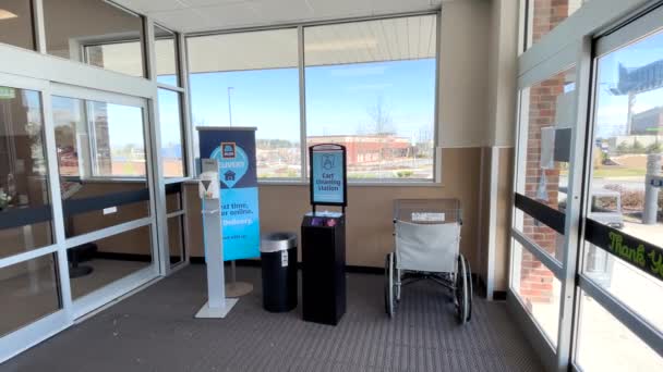 Grovetown Usa Aldi Retail Grocery Store Covid Cleaning Station Entrance — Stock Video