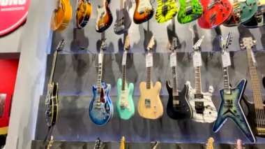 Augusta, Ga USA - 12: 09 21: Gitar Merkezi perakende mağazası elektrik gitarlarının orta sıra iç duvarları