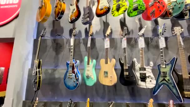 Augusta Usa Guitar Center Magasin Vente Détail Mur Intérieur Guitares — Video