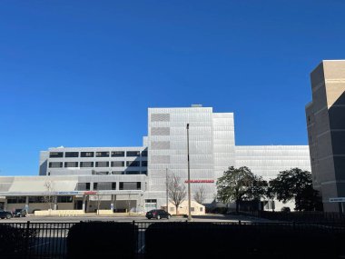 Augusta, Ga USA - 12-13-21: Augusta Ga Hastanesi Tıp Bölgesi Şehir merkezinden büyük bina manzarası gölgelerden