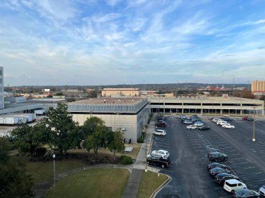 Augusta, Ga USA - 12-13-21: Augusta Ga Hastanesi Tıp Bölgesi Şehir merkezinde bir otoparkta park edilmiş araçlar